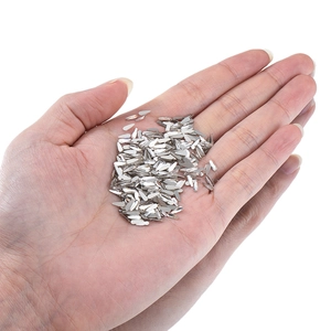 Gros plan de charms goutte en métal argenté pour décoration d'ongles nail art DIY