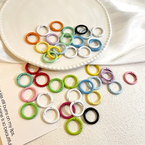 Makroaufnahme bunter 24mm Legierungsfederringe für DIY-Schmuckherstellung und Schlüsselanhänger