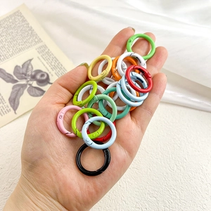 Nahaufnahme von bunten 24mm Federringverschlüssen aus Legierung für DIY-Schmuckzubehör