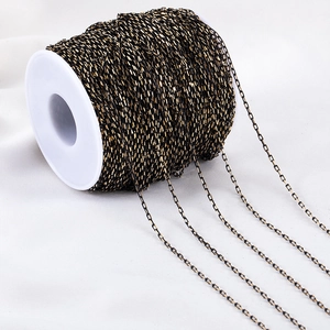 Dunkelgraue 1,5mm Gliederkette für DIY-Schmuck auf einer weißen Kunststoffspule