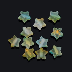 Vista macro de cuentas estrella de vidrio esmerilado de 5mm con pan de oro degradado azul