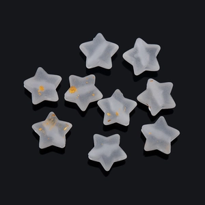 Detalle de cuentas de estrella mate de 5mm con pan de oro para joyería artesanal