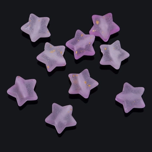 Foto macro de cuentas estrella 5mm violeta claro con copos dorados para joyería DIY