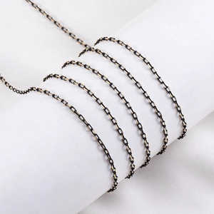 Detailaufnahme der 1,5 mm Gunmetal- und Gold-Gliederkette für DIY-Schmuckherstellung
