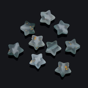 Detalle de cuentas de estrella azul mate con escamas doradas para bisutería DIY