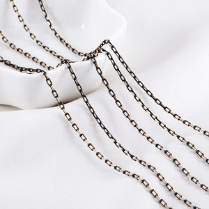 Makroaufnahme einer 1,5 mm Gunmetal- und Gold-Bambuskette für DIY-Schmuckherstellung