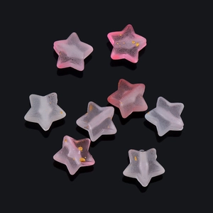 Vista macro de cuentas de estrella de 5mm con pan de oro para joyería hecha a mano