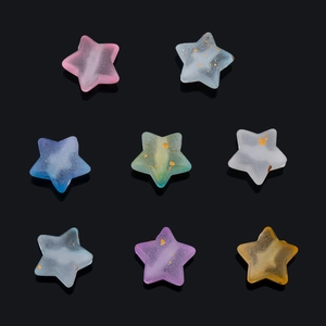Primer plano de cuentas de vidrio esmerilado de 5mm con forma de estrella y oro