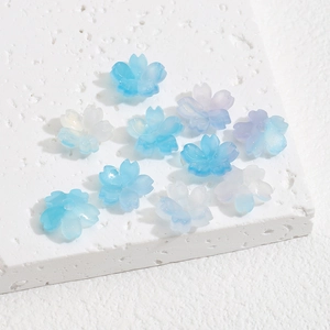 Makroaufnahme von Kirschblüten-Perlen in Blau und Weiß für DIY-Schmuckherstellung