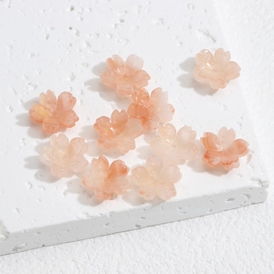 Makro-Detail von halbtransparenten Kirschblüten aus Harz für DIY Schmuckherstellung