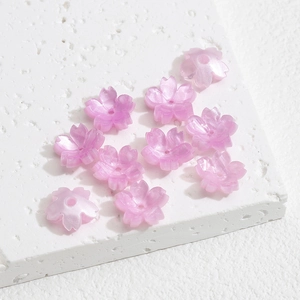 Nahaufnahme von rosa Kirschblütenperlen aus Harz mit Perlglanz für DIY-Schmuckherstellung