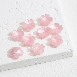 Nahaufnahme der rosa perlmuttartigen Kirschblütenperlen aus Harz für DIY-Schmuckherstellung