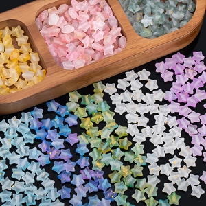 Detalle macro de cuentas de estrella de 5mm en resina mate con pan de oro para joyas DIY