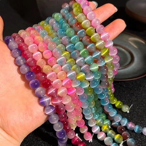 Makroaufnahme von 8 mm bunten Katzenaugen-Glasperlen mit Seidenglanz für DIY-Schmuck