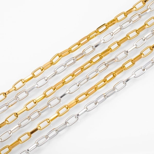 Dettaglio di catene a graffetta in oro e argento per accessori moda fai-da-te