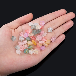 Vista detallada de cuentas de estrella mate de 5mm con pan de oro para joyería DIY