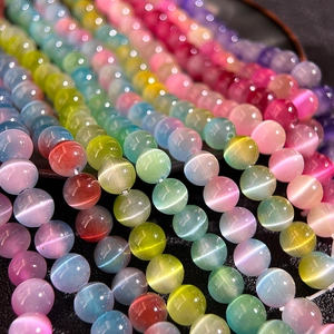 Makroaufnahme bunter 8mm Katzenaugen-Perlen mit leuchtenden Streifen für DIY-Schmuck