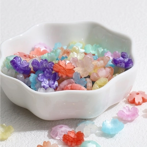 Nahaufnahme bunter Blumenperlen aus Harz mit Glitzer für DIY-Schmuck und Haarschmuck-Zubehör