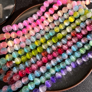 Makroaufnahme bunter 8mm Katzenaugen-Glasperlen mit lebendigen Lichtreflexionseffekten