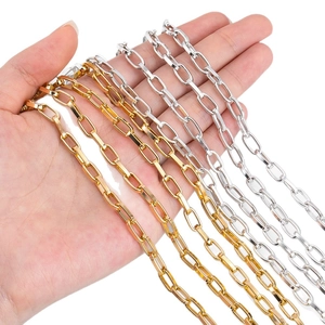 Catene piatte a forma di O in alluminio in finiture oro e argento mostrate sulla mano