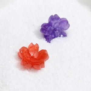 Makroaufnahme von Harz Kirschblüten Charms mit Goldglitzer für DIY Haarschmuck Zubehör