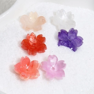 Makroaufnahme von 3D-Kirschblüten-Resin-Anhängern mit Mittelloch für DIY-Schmuckherstellung