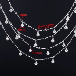 Silberne Glocken-Charm-Kette mit Größenangaben auf elegantem schwarzem Hintergrund