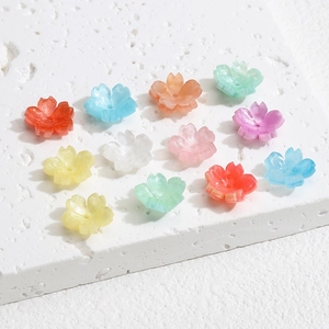 Makroaufnahme bunter 3D-Resin-Blütenperlen für DIY-Schmuckherstellung und Bastelarbeiten