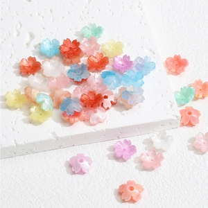 Makroaufnahme bunter Blumenperlen aus Harz für DIY-Schmuck und Haarschmuckzubehör