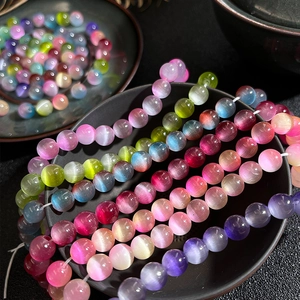 Makroaufnahme der 8mm bunten Katzenaugensteine für DIY-Schmuck und Armbänder