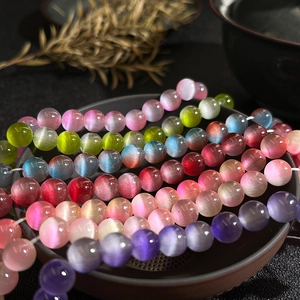 Makro-Detail von 8mm bunten Katzenaugen-Glasperlen mit glatter runder Oberfläche für DIY-Schmuck
