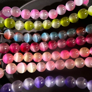 Makroaufnahme von 8mm bunten Katzenaugen-Perlen mit optischem Effekt für DIY-Schmuck