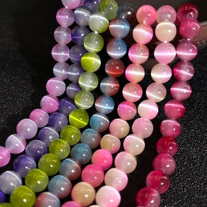 Makro-Detail von bunten 8mm Katzenaugen-Perlen mit Katzenaugeneffekt für DIY-Schmuck