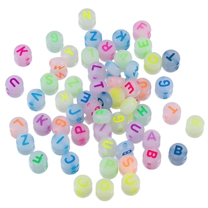 Primer plano de cuentas de letras acrílicas en colores pastel para bisutería artesanal