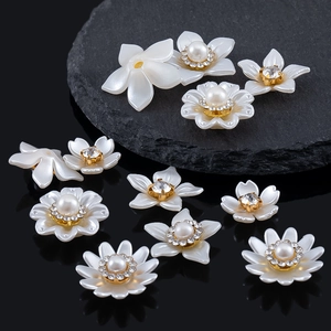 Elegantes flores de resina perlada blanca con base dorada para joyas de novia y DIY