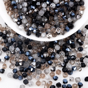 Detalle macro de cuentas de cristal de 4mm talladas con acabados mate y brillantes finos