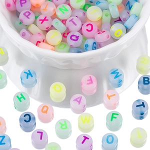 Primer plano de cuentas de letras de acrílico translúcido de colores para joyería artesanal