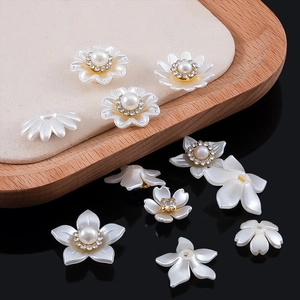 Detalle de flor de perla blanca con base dorada para accesorios de cabello DIY
