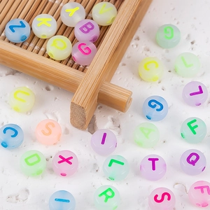 Cuentas de acrílico de colores con letras para hacer joyas DIY con impresión clara