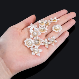 Detalle macro de flores de resina nacarada con pedrería para accesorios de joyería artesanal