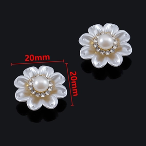 Detalle de pendiente de flor 20mm con pétalos de nácar y centro de perla y cristal