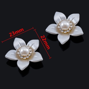 Detalle de flor blanca de 23mm con perla central y diamantes de imitación para joyería