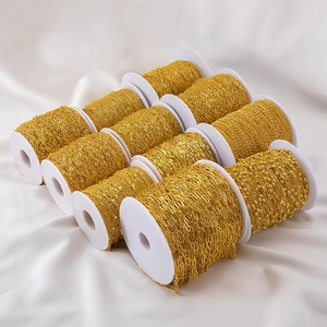 Detailansicht von neun Rollen verschiedener goldener DIY-Schmuckketten auf weißen Spulen