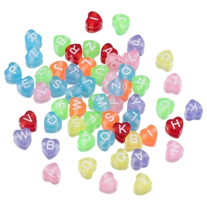 Primer plano de cuentas de acrílico con letras en forma de corazón para bisutería DIY