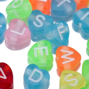 Primer plano de cuentas de acrílico coloridas con letras para creación de joyas DIY