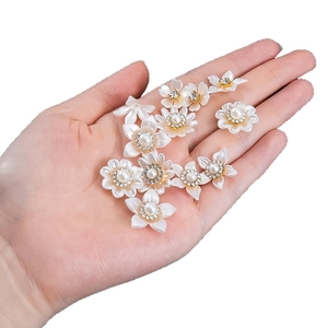 Presentación manual de flores de concha blanca para bricolaje con perlas y strass