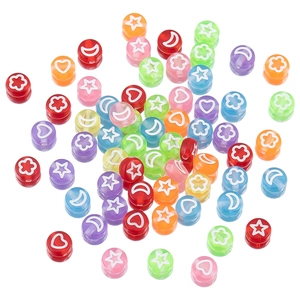 Primer plano de cuentas acrílicas de colores con estrellas y lunas para joyería DIY
