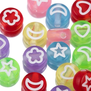 Primer plano de cuentas acrílicas de colores con estrellas, lunas y corazones para joyas