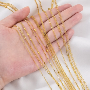Detailansicht goldener DIY-Halsketten mit Karabinerverschluss auf weißer Seide