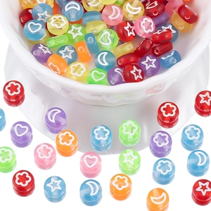 Primer plano de cuentas de acrílico coloridas con patrones de estrellas para joyería DIY